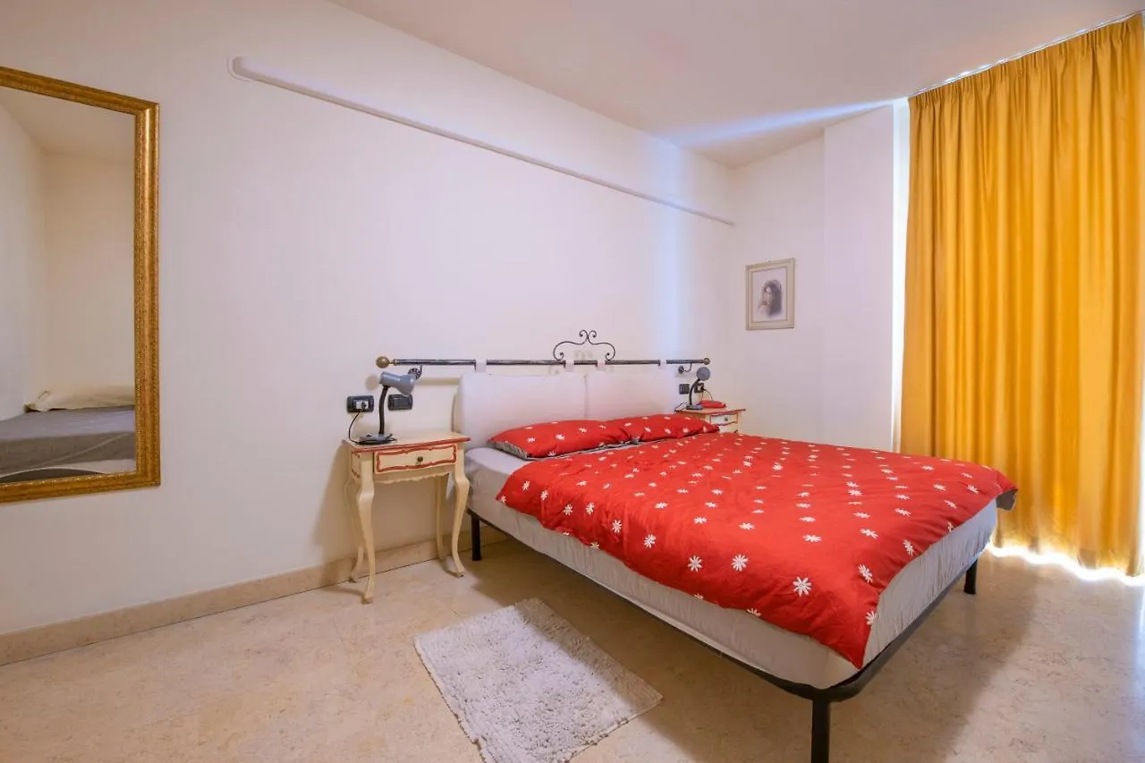 Sunlago House Lake Front & Pool Desenzano del Garda 0*,  Olaszország